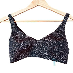 Lululemon Like Nothing Bra Lacescape Spanish Rose Black Wireless Size 34B NEW